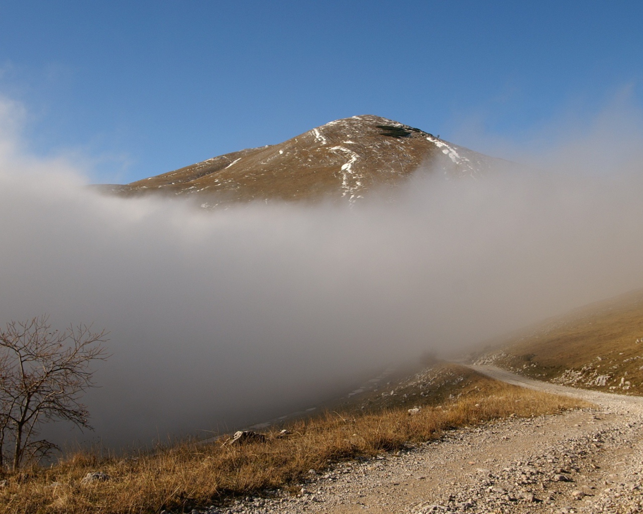 Облако закрыло гору