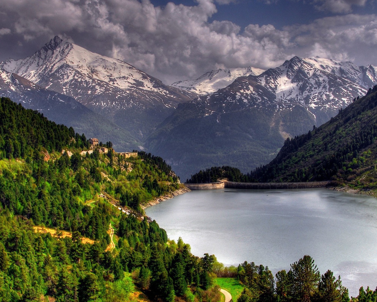 Плотина на горной реке