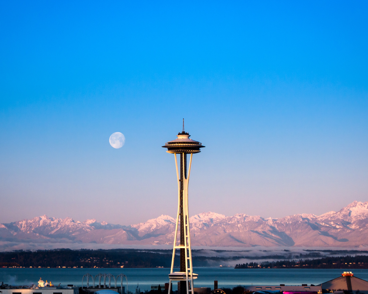 Башня на фоне гор