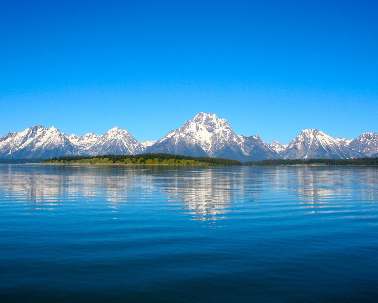 Белые горы на берегу озера