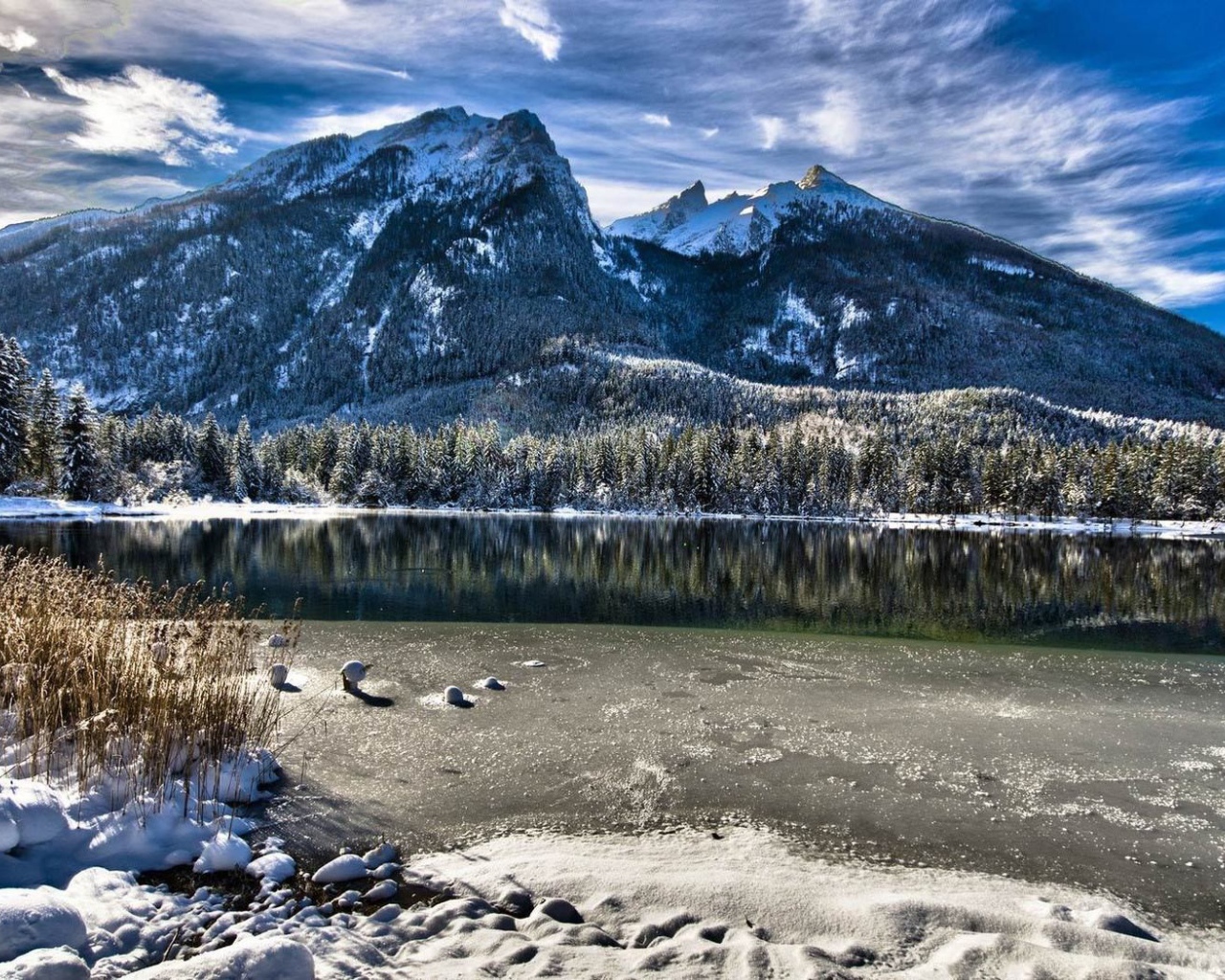 Горный пейзаж с замерзшим озером