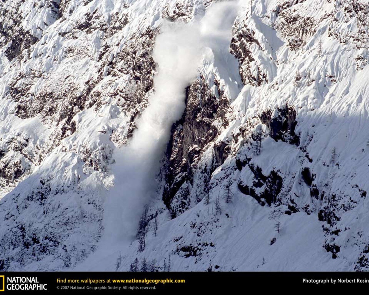 Сход лавины в горах