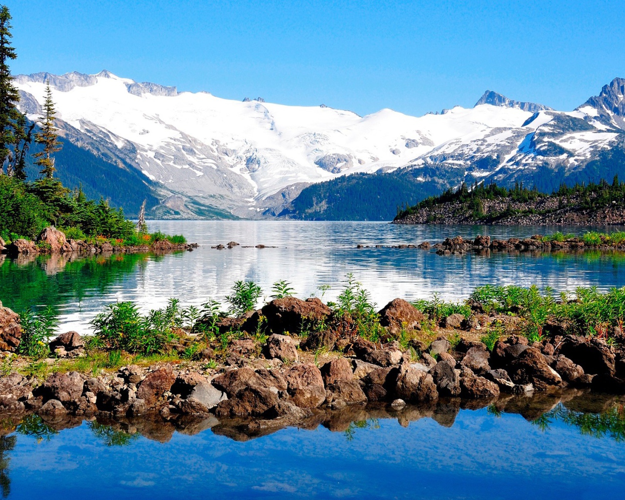 Озеро у заснеженных гор