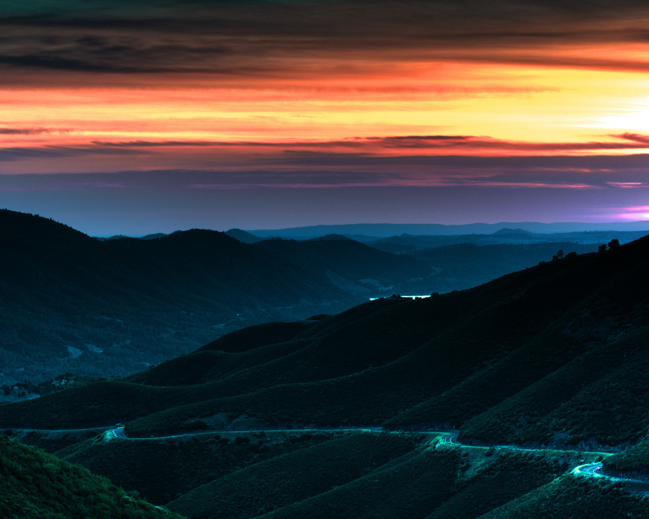 Дорога на склоне горы