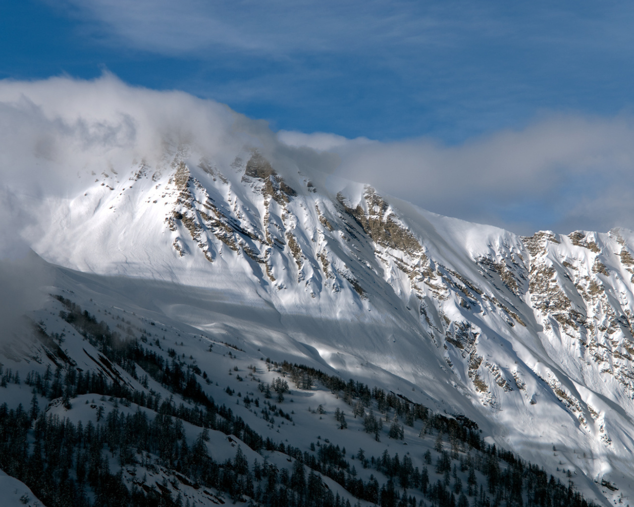 Снежные вершины в облаках