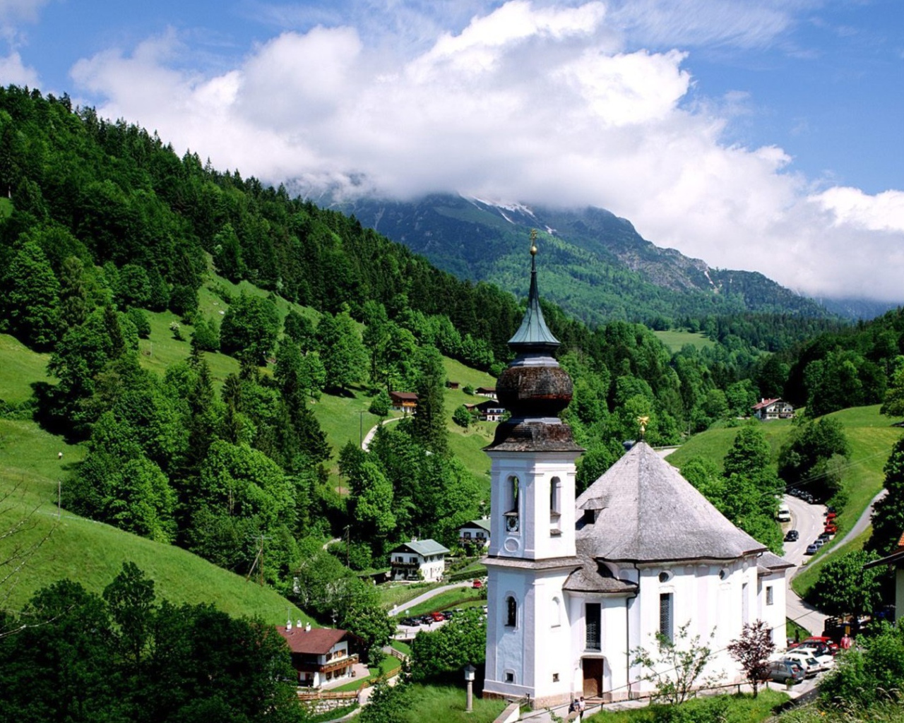 Белая часовня в горах