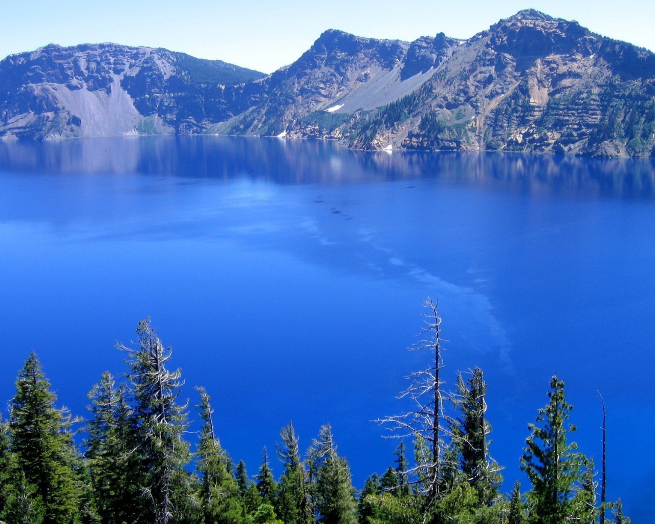 Синее горное озеро