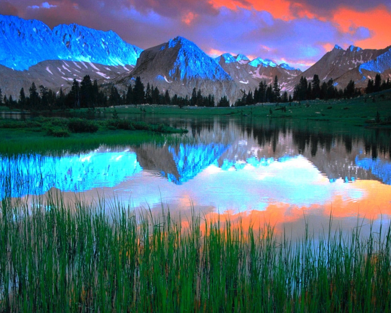 Синие горы освещенные солнцем