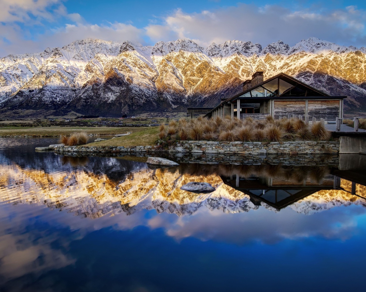 Дом около горного озера