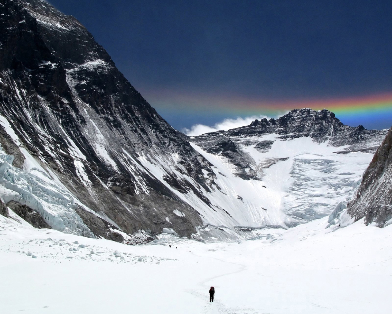 Человек идет на Эверест
