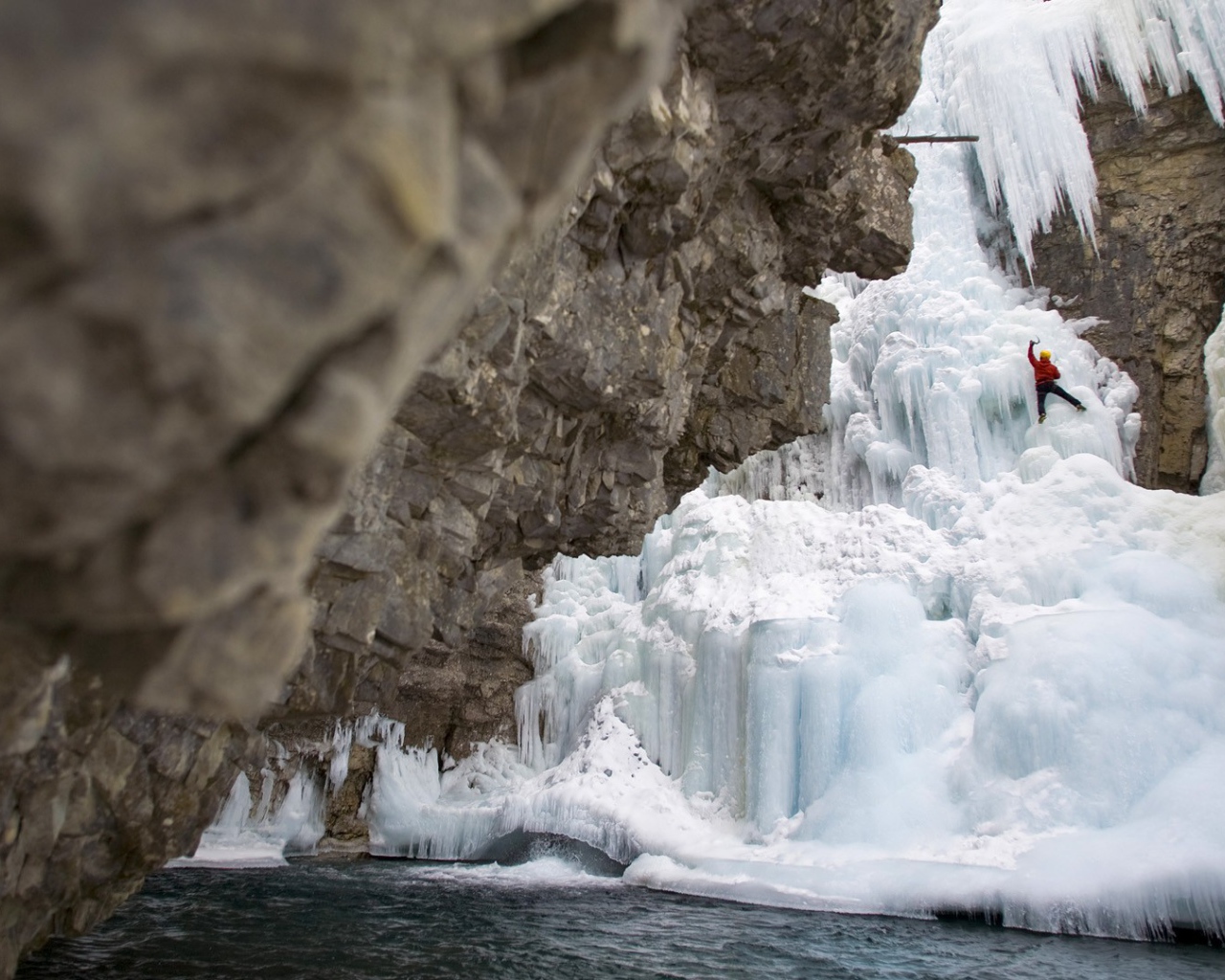 Человек поднимается на ледник
