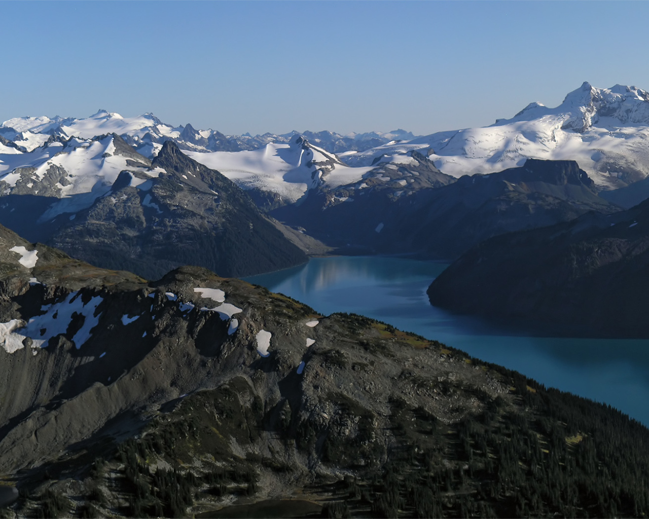 Горный пейзаж с озером