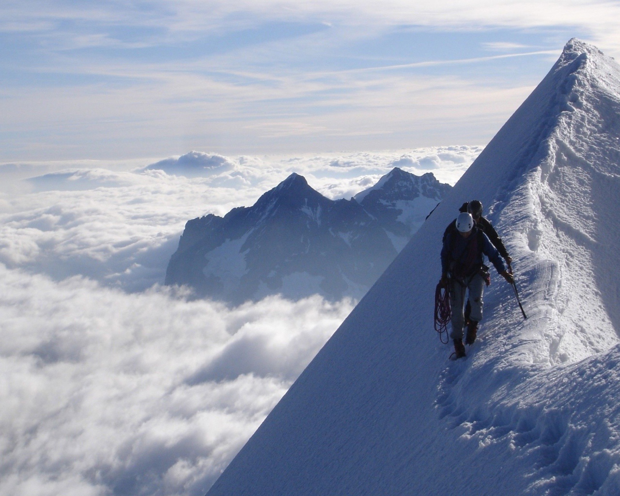 Люди идут на вершину горы