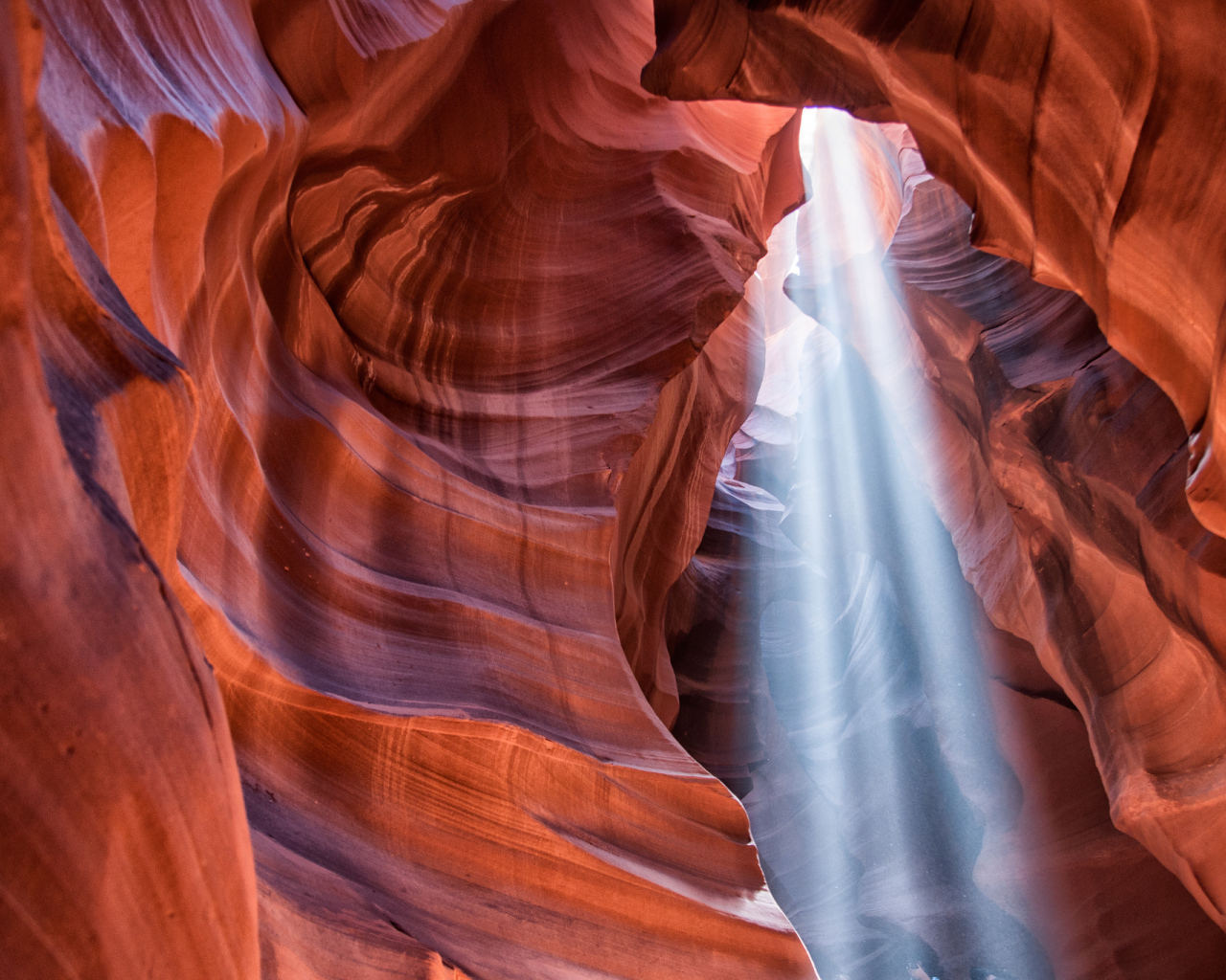Лучи света в каньоне