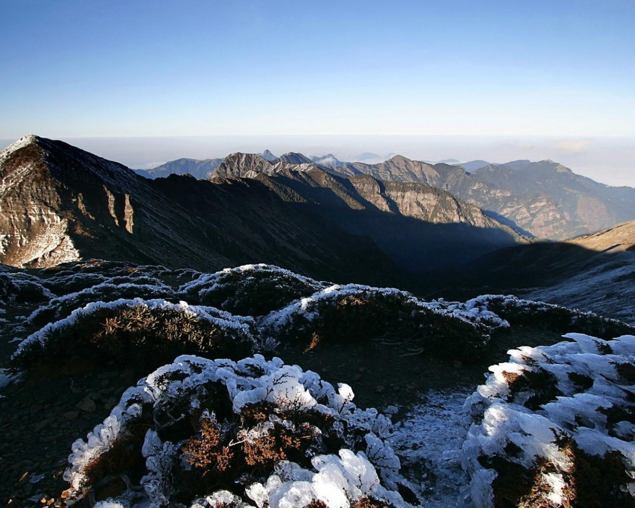 Снежные фигуры на горах