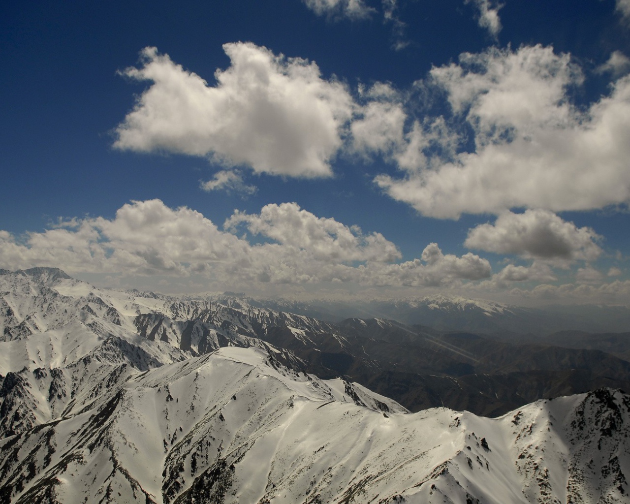 Снежные вершины гор