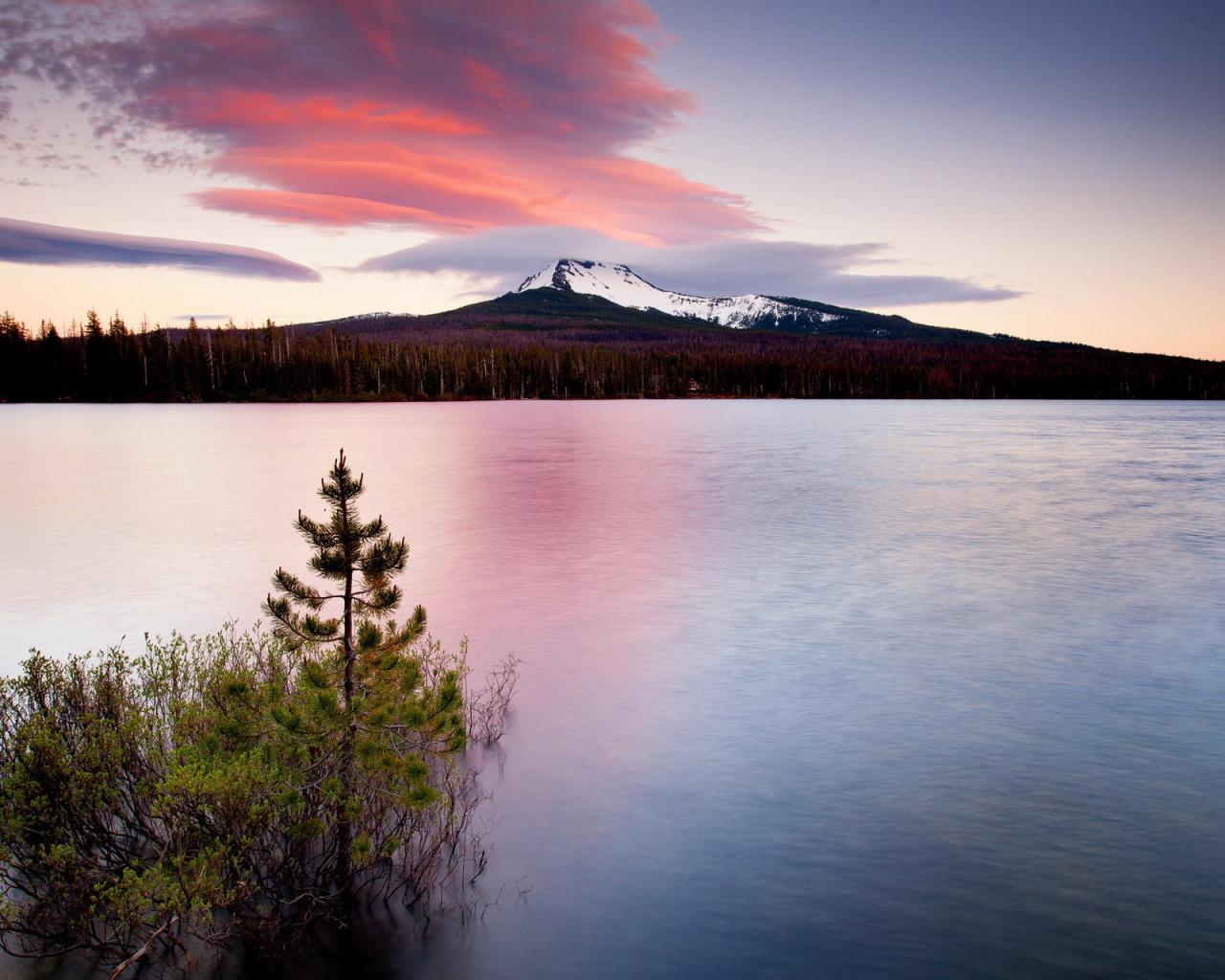 Белая гора за озером