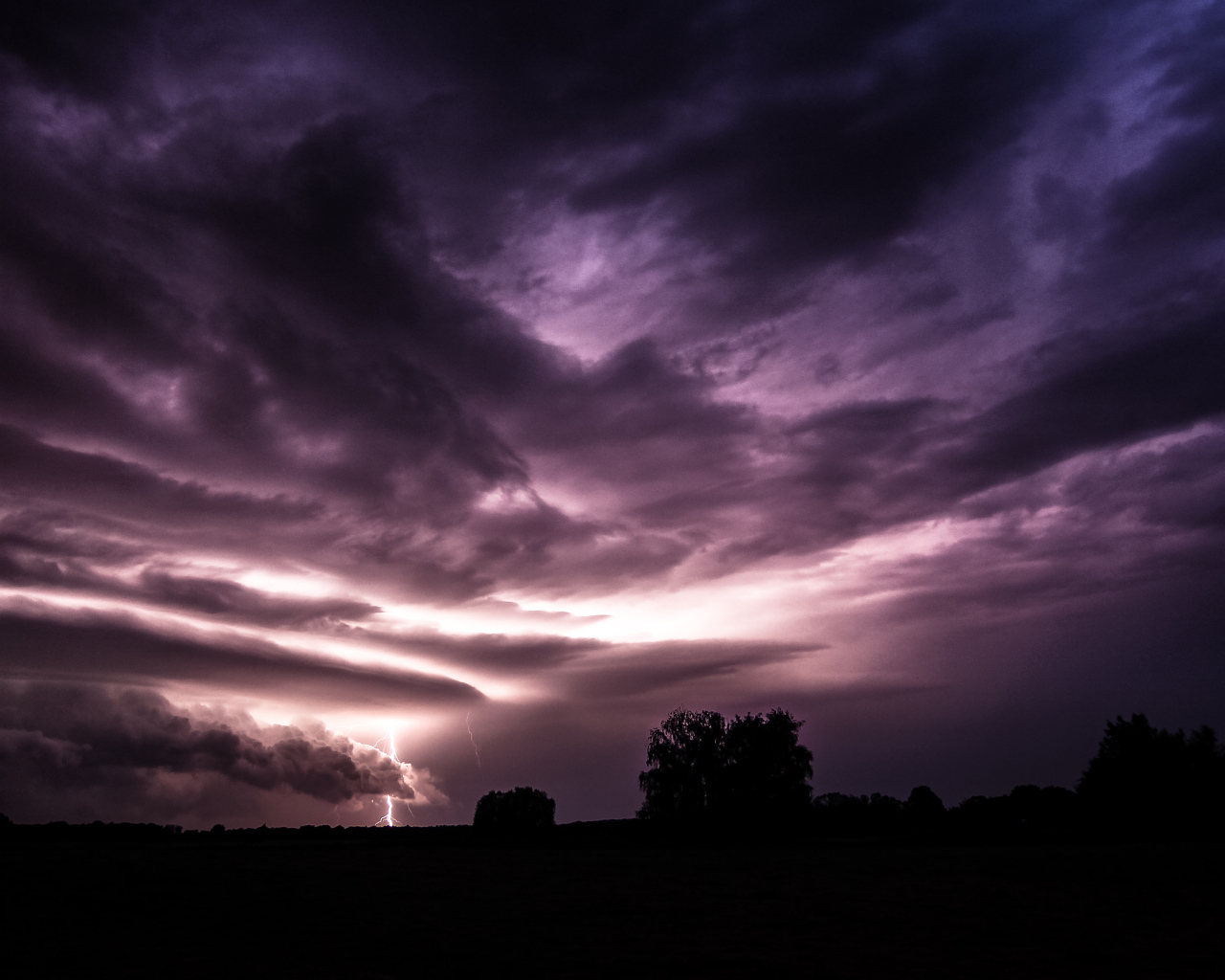 Яркая молния ночью