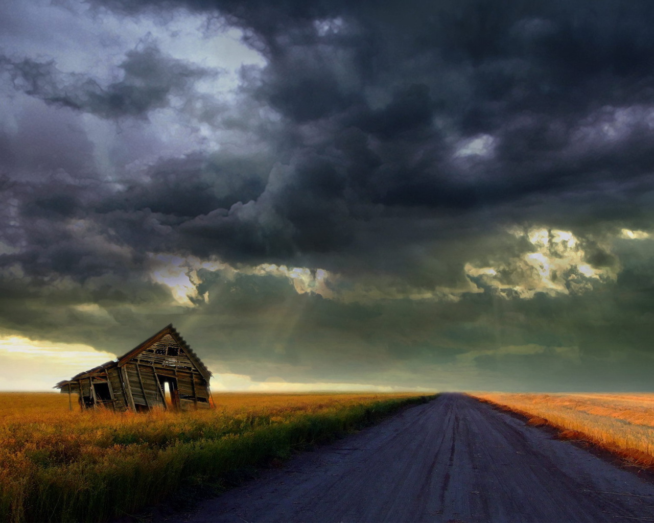 Старый дом около дороги