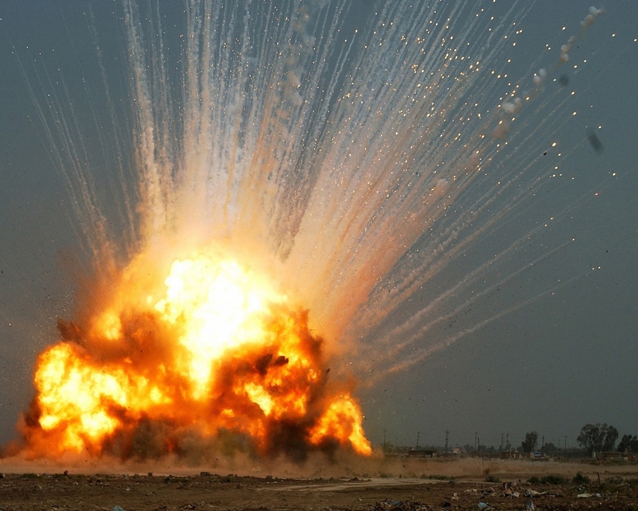 Оранжевое пламя взрыва