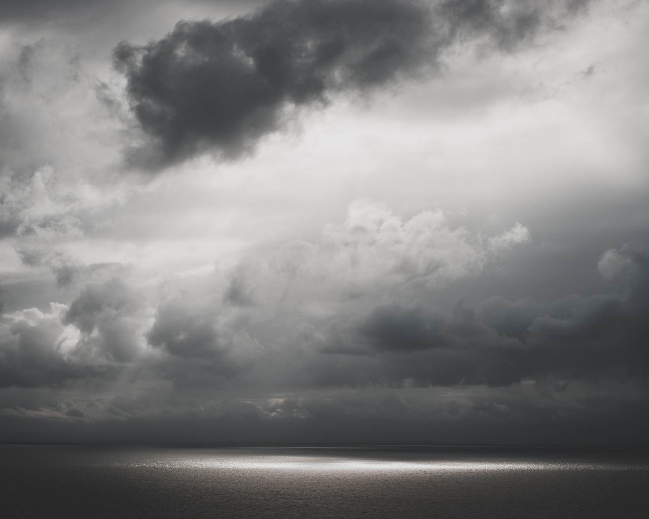 Грустное, серое небо