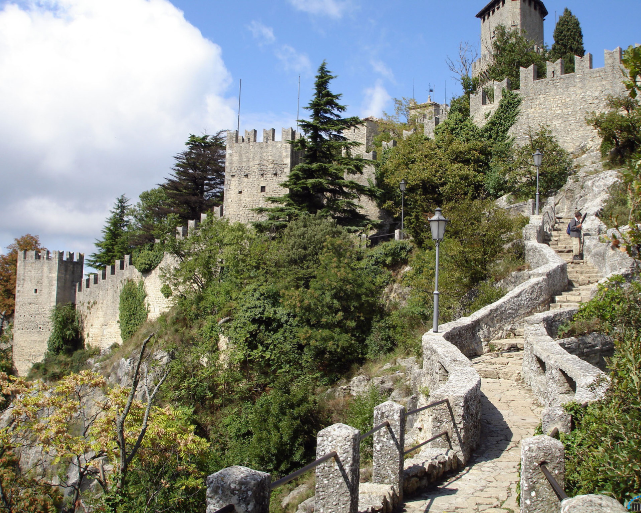 Лестница  в старинную крепость