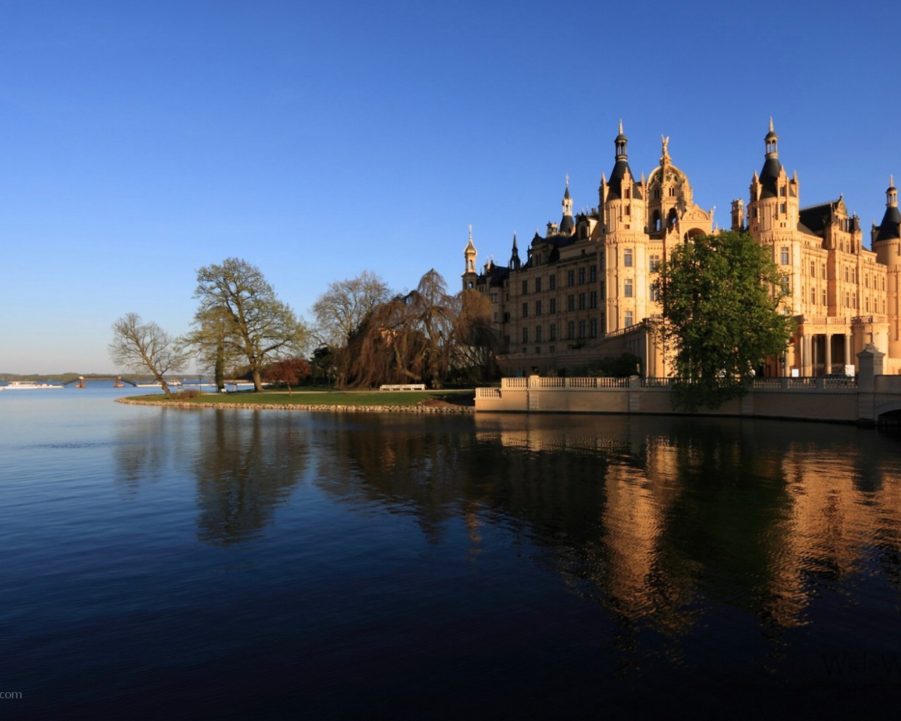 Старинный храм на острове