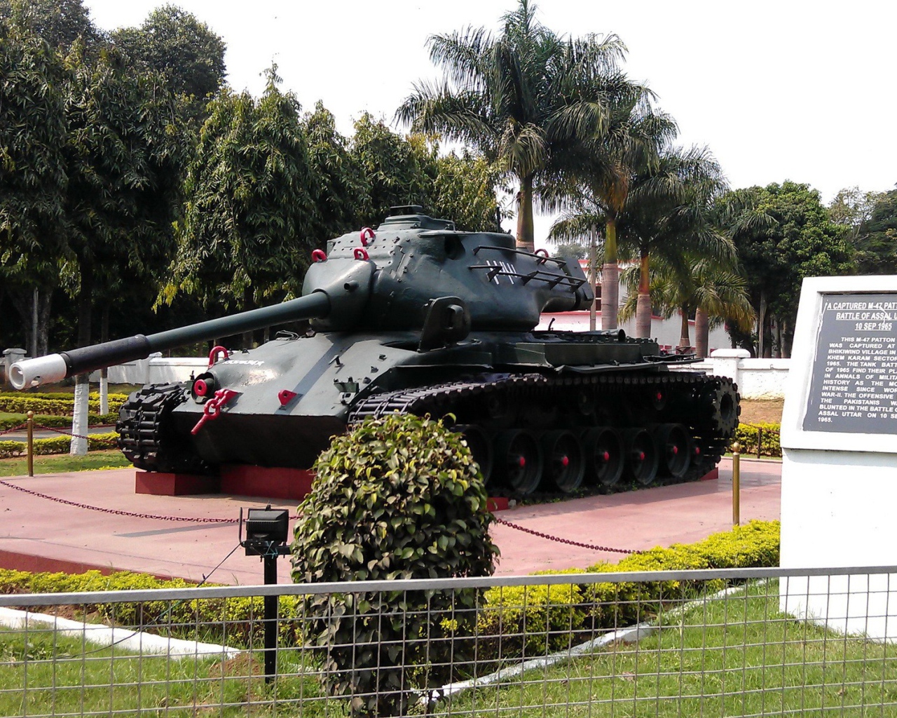 Танк памятник