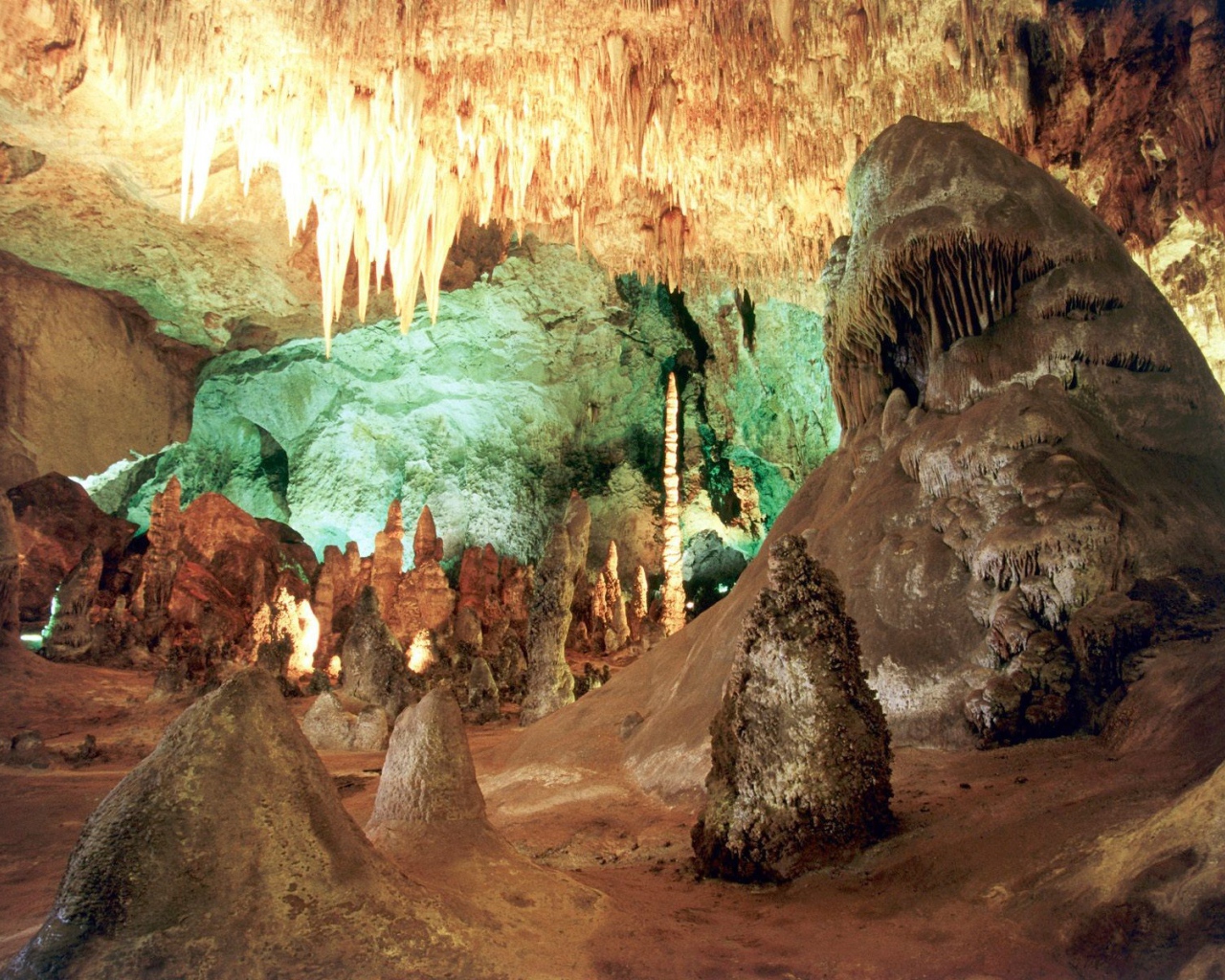 Сталактиты в пещере