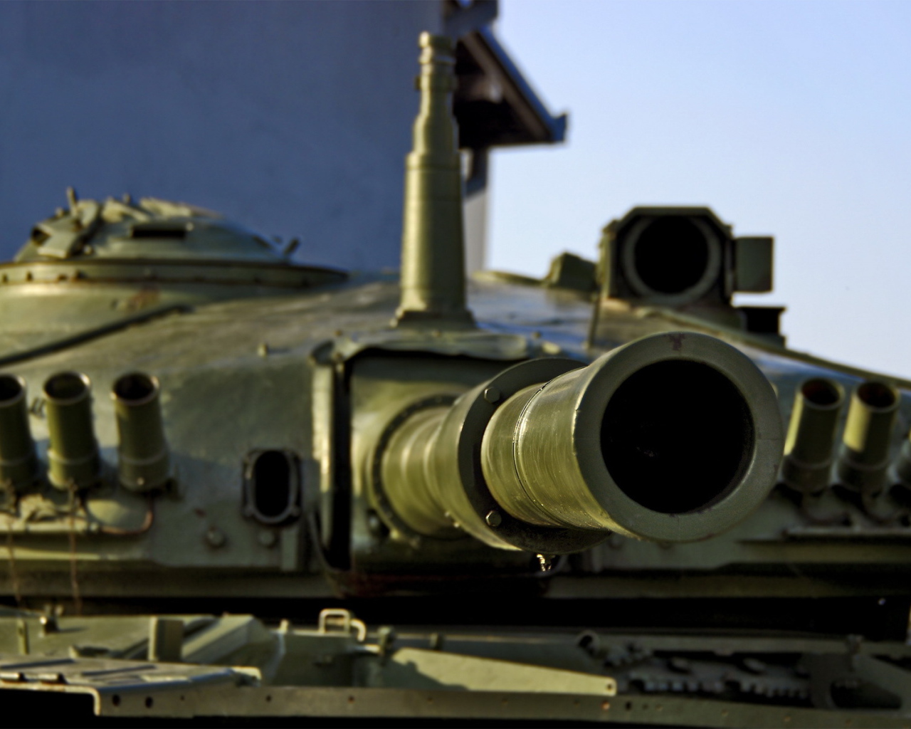 Дуло пушки бронемашины