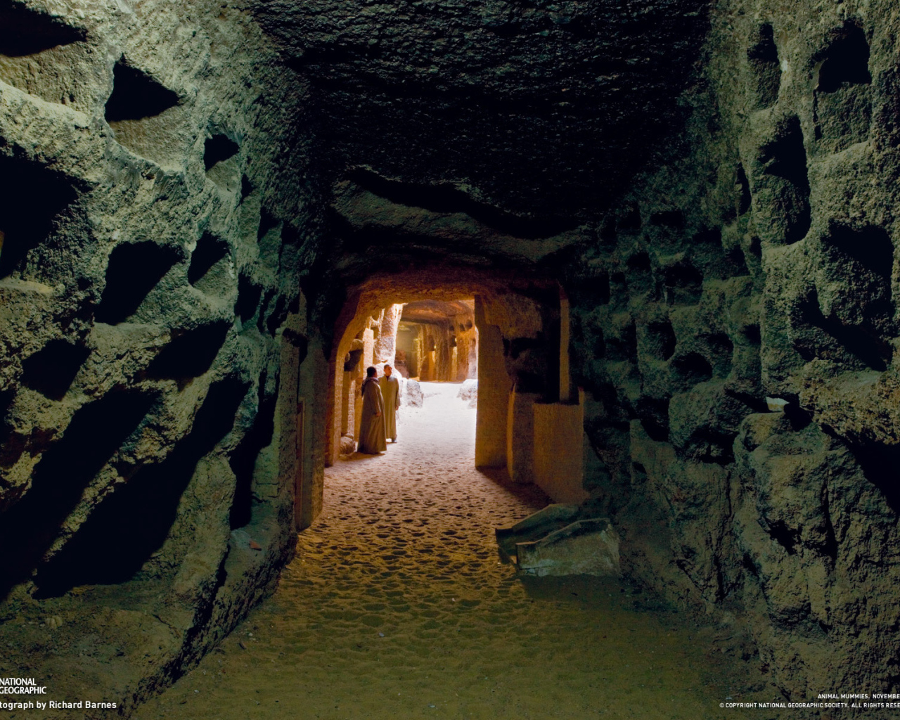 Монахи в пещере