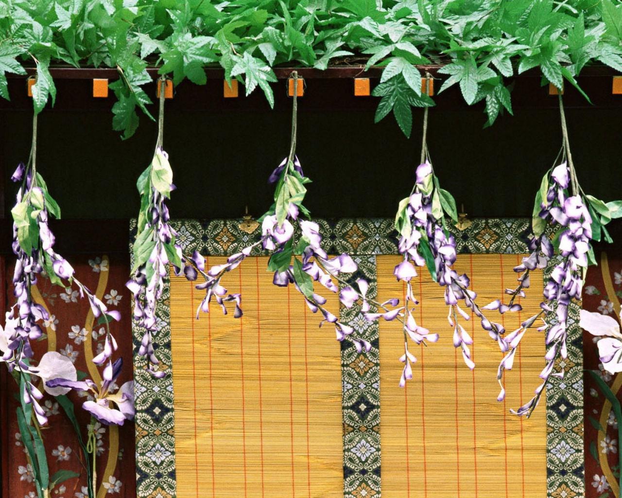 Японский дом в зелени