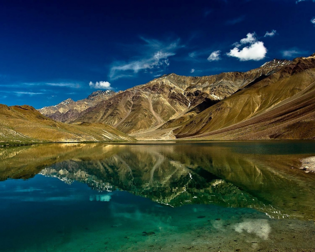 Красивое горное озеро