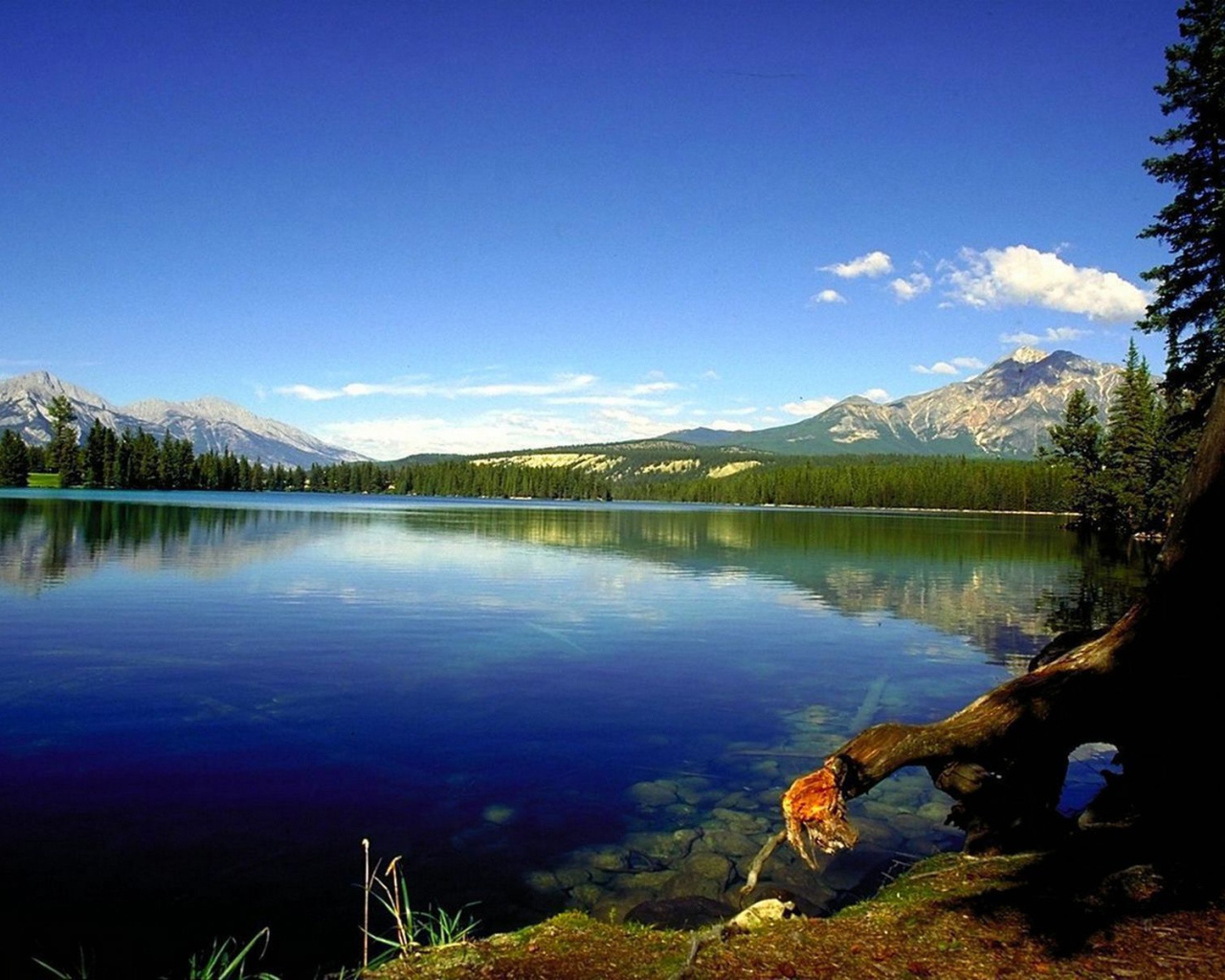 Голубое озеро среди гор