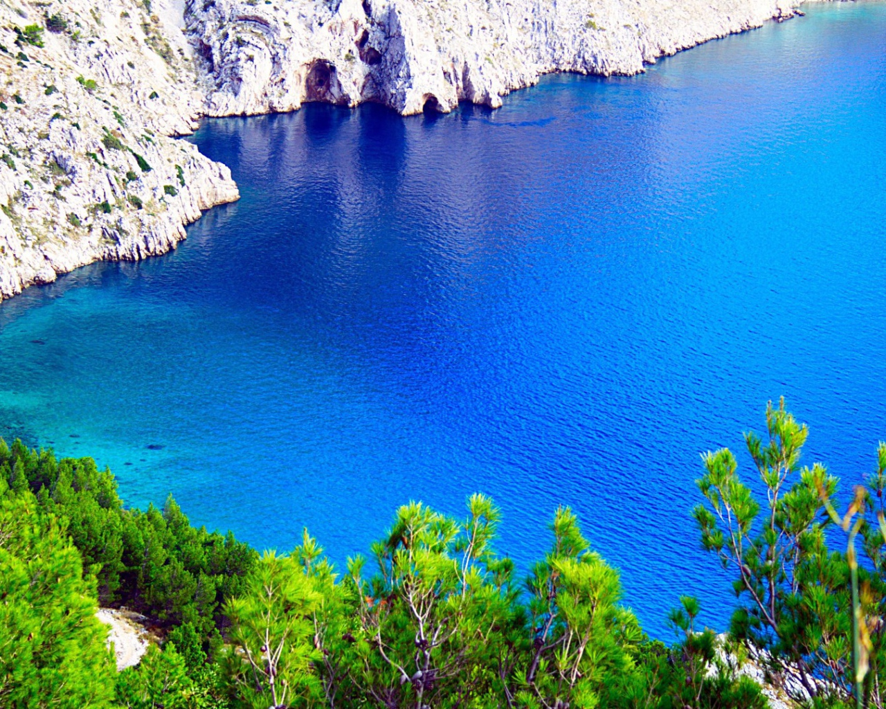 Голубое озеро среди скал