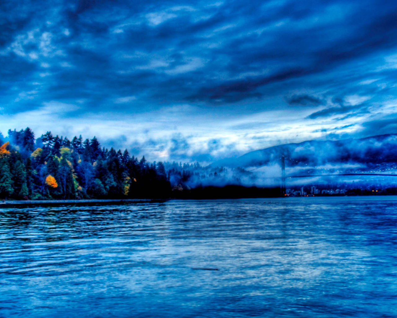 Синие сумерки на озере