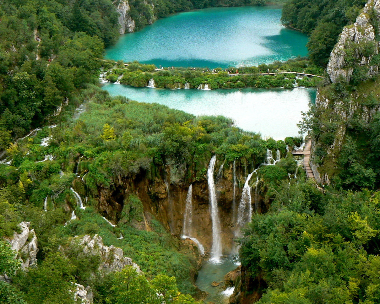 Голубое горное озеро