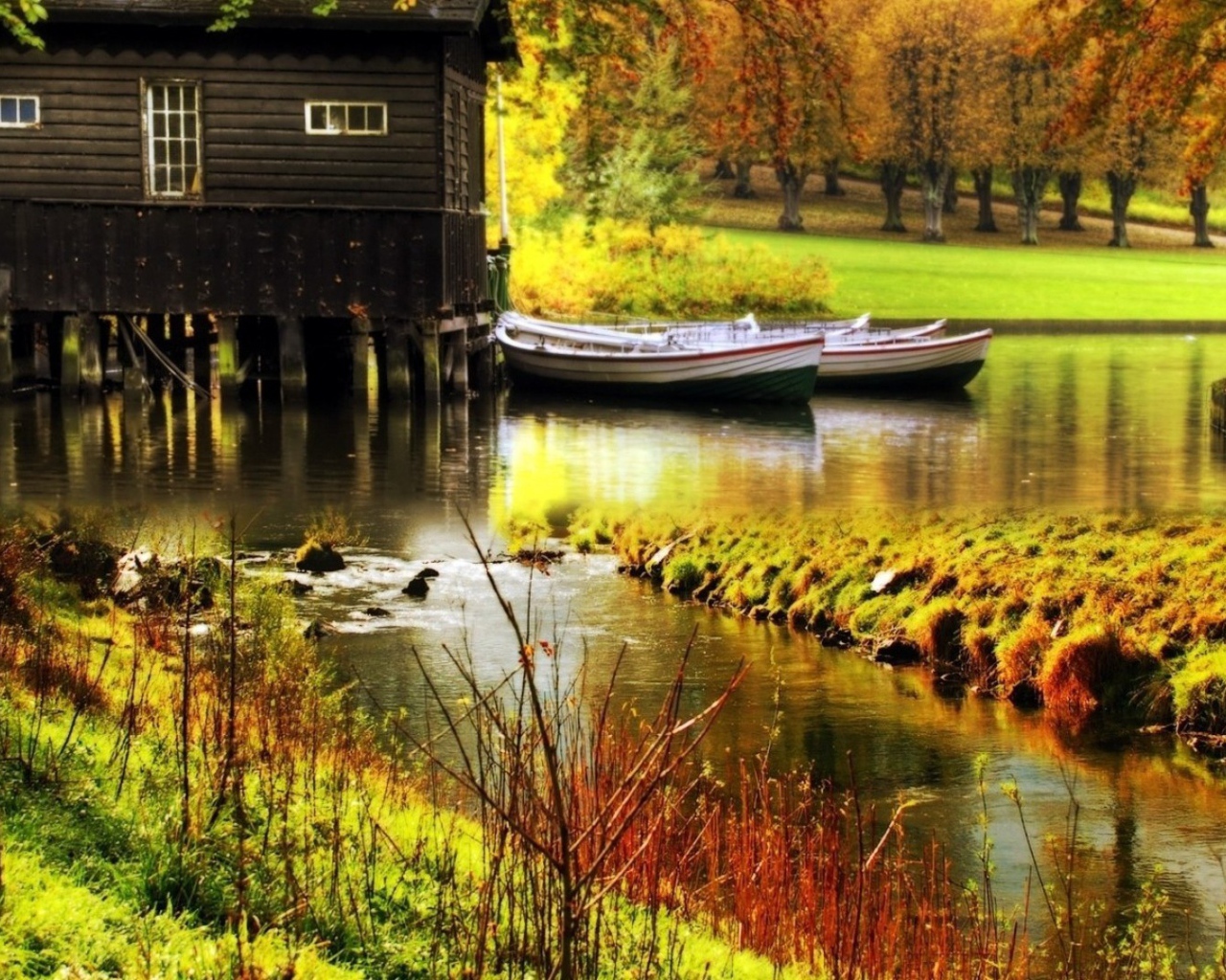 Лодки и домик у причала