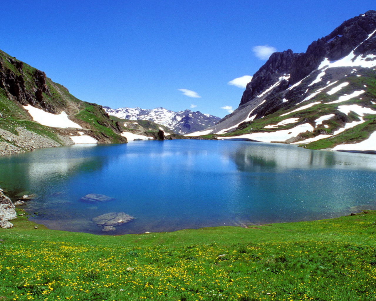 Чистая озерная вода