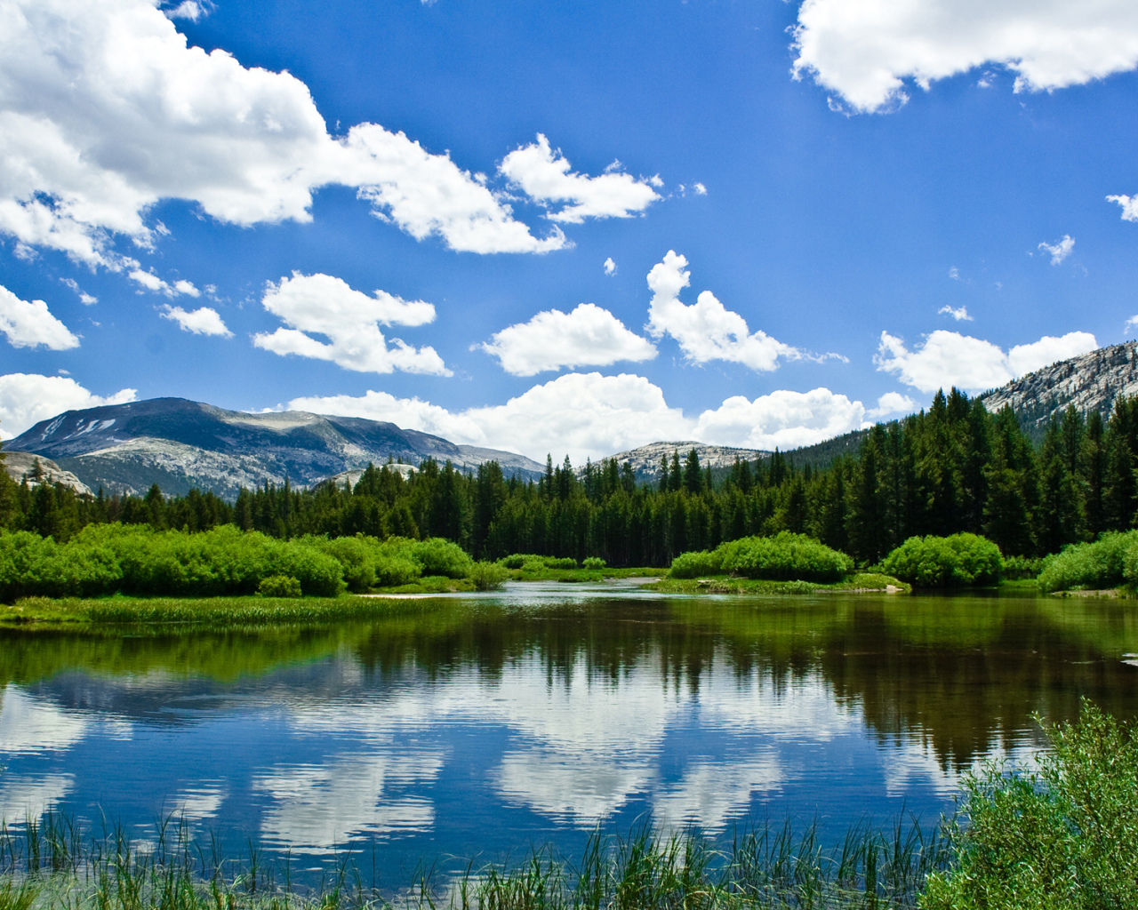 Облака отражаются в воде озера