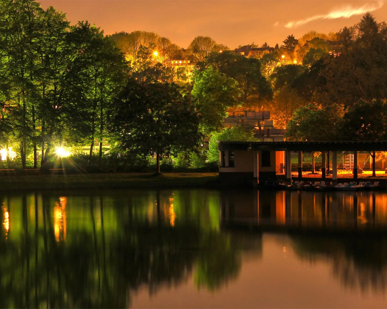 Золотой вечер на озере