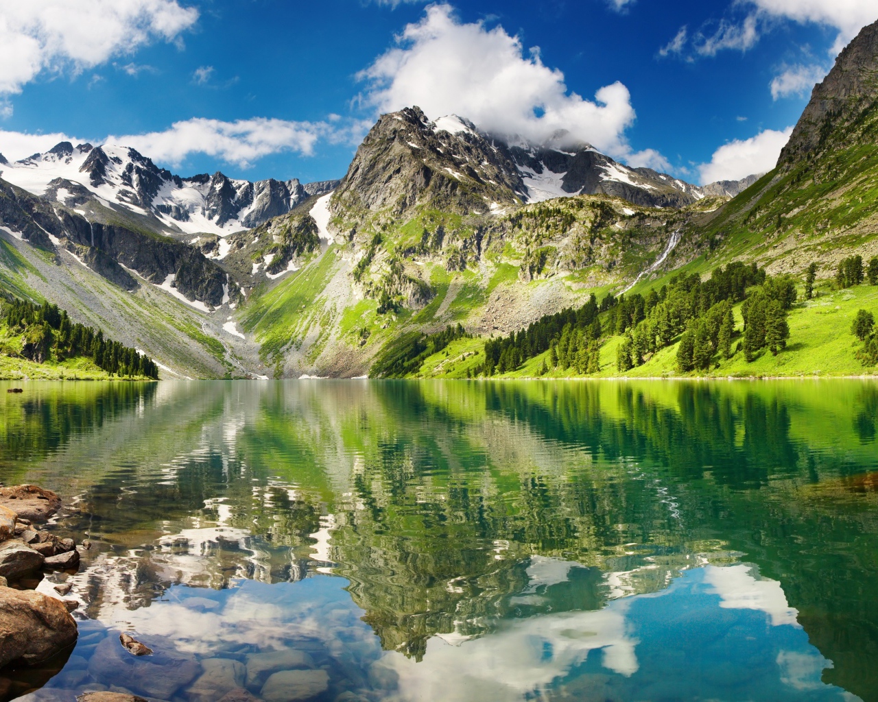 Зеленые скалы на берегу озера