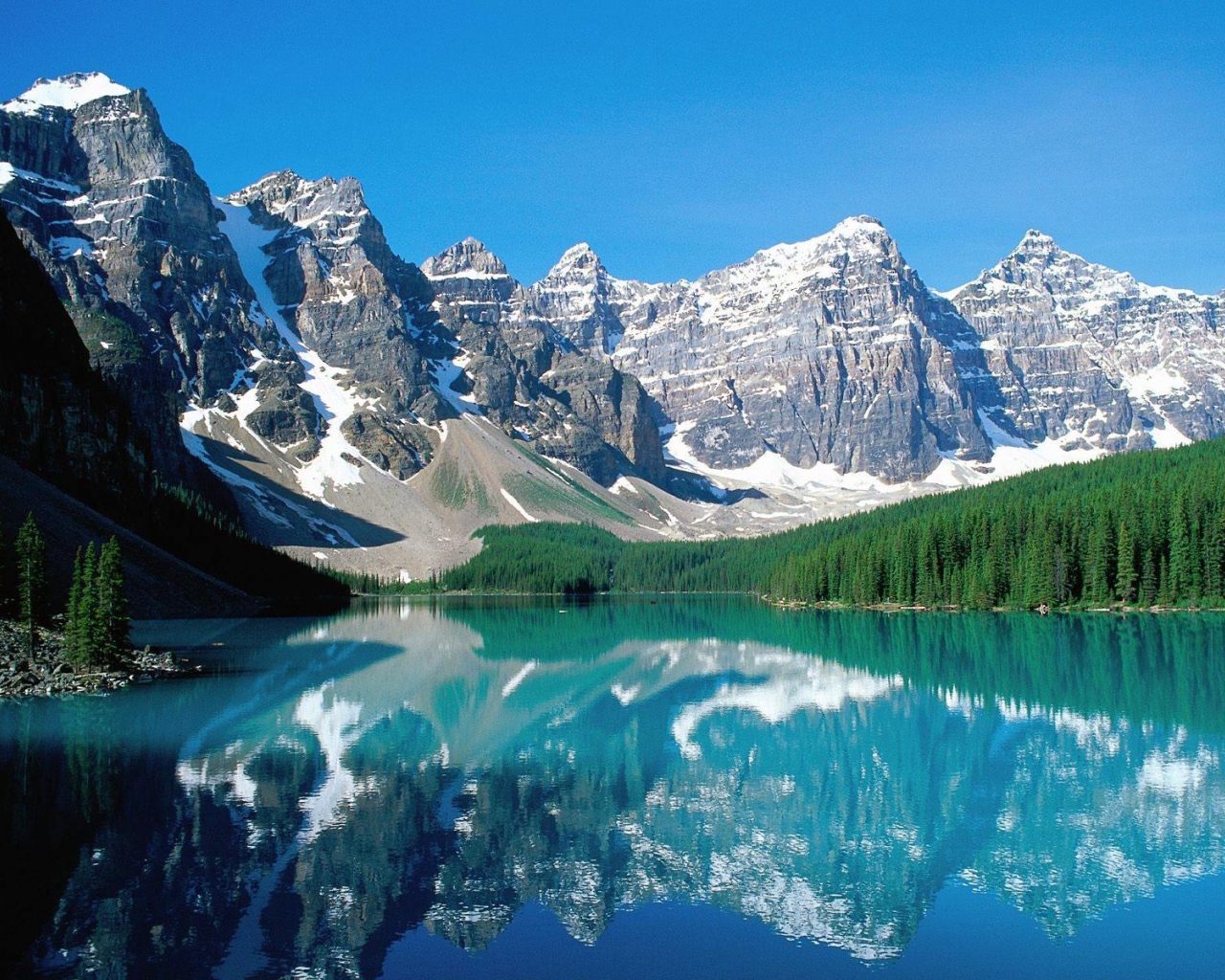 Озеро у подножия скал