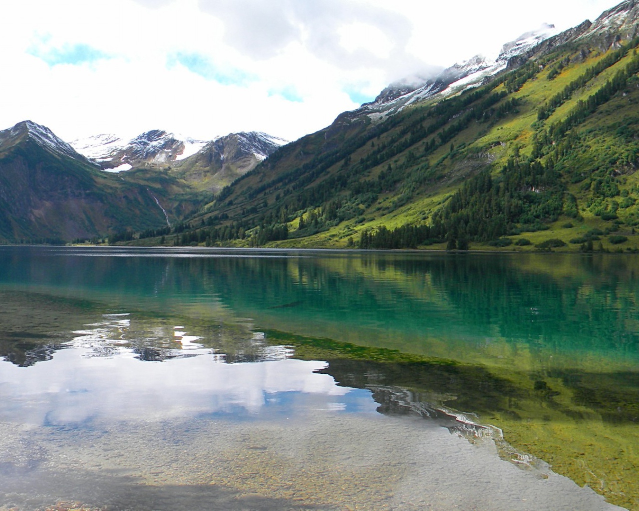 Озеро в горной долине