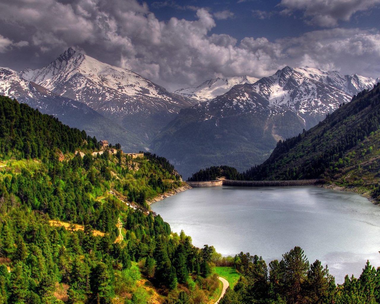 Озеро в горной долине