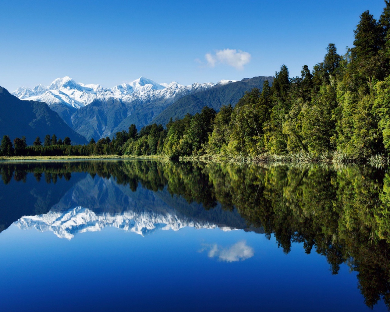 Озеро среди гор и лесов