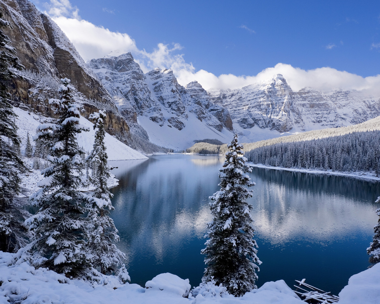 Озеро в зимних горах