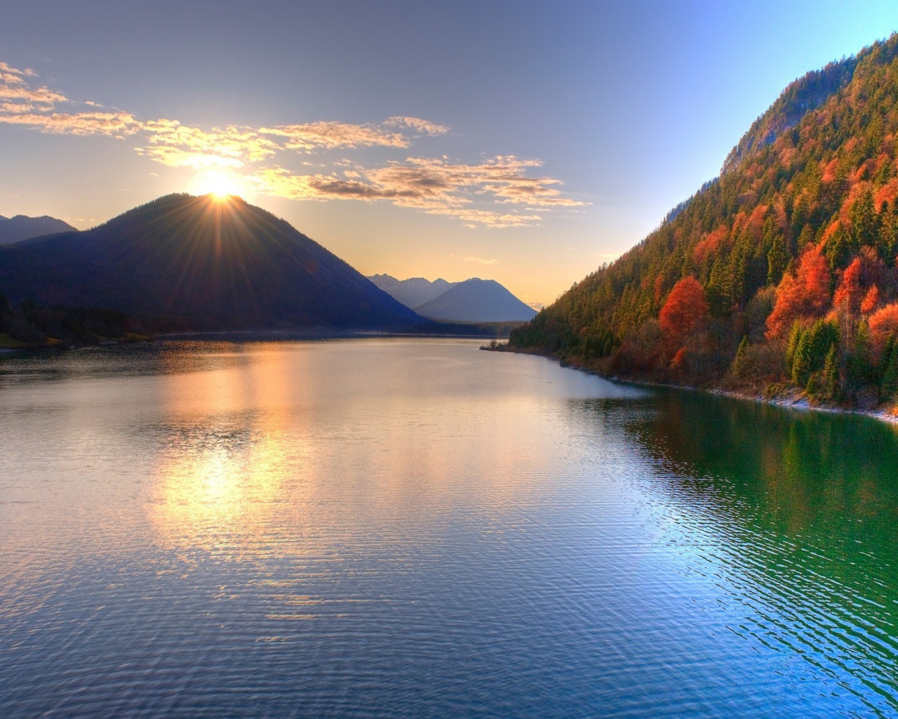 Озеро среди осеннего леса