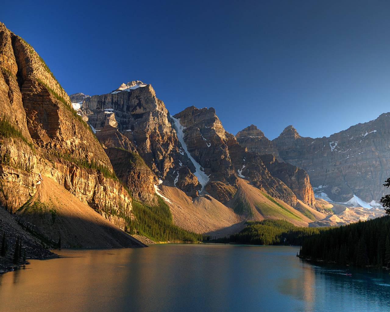 Озеро среди скал в Канаде