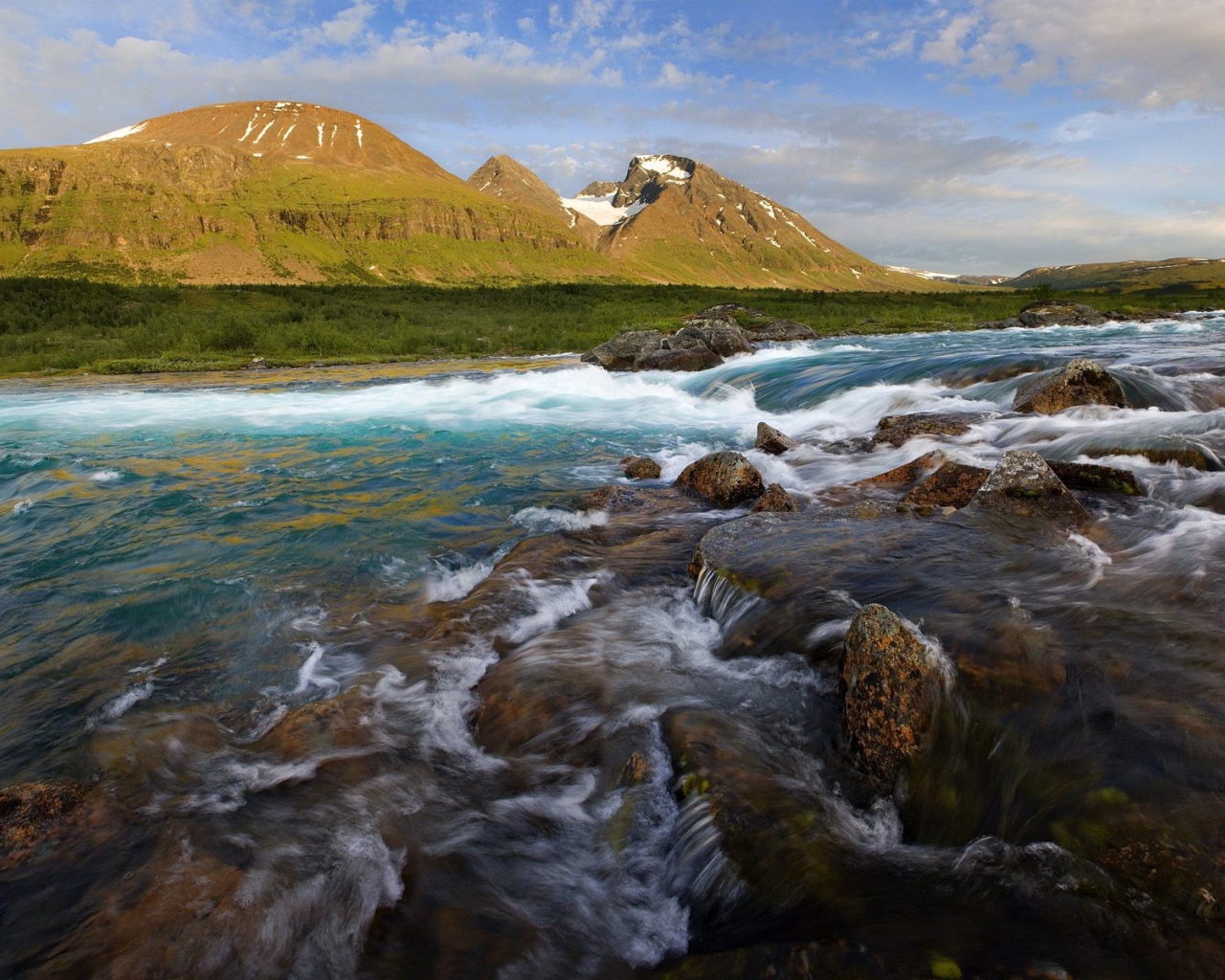 Пейзаж с бурной рекой